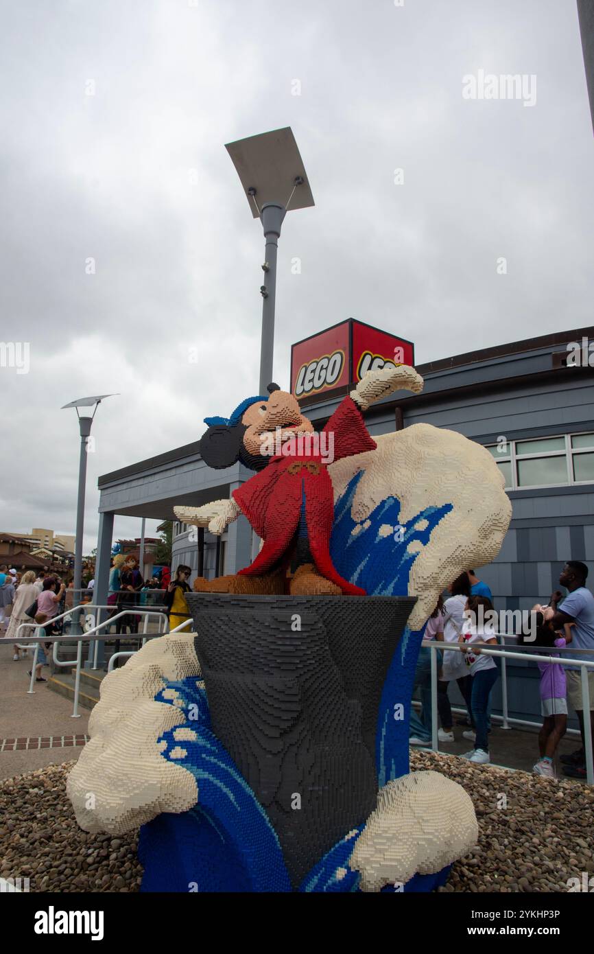 LEGO Mickey Maus Figur vor dem LEGO Store in Disney Springs, Orlando, FL. Stockfoto