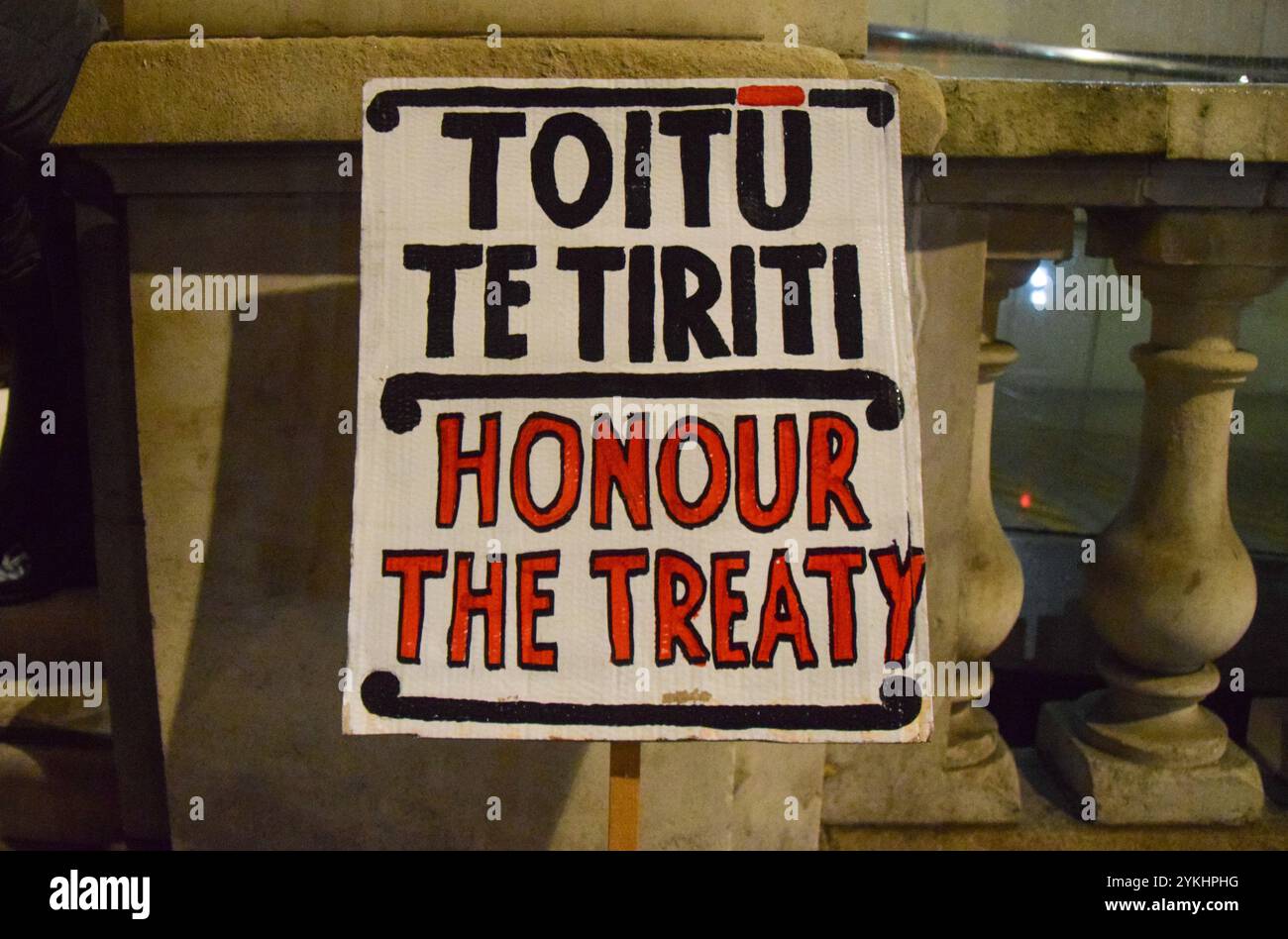 London, England, Großbritannien. November 2024. Die Demonstranten versammeln sich vor der New Zealand High Commission gegen den Entwurf des Vertrags über Prinzipien in Neuseeland, der den 184 Jahre alten Vertrag von Waitangi, auch Te Tiriti genannt, neu definieren würde, den gründungsvertrag zwischen den indigenen Maori und den Briten. (Kreditbild: © Vuk Valcic/ZUMA Press Wire) NUR REDAKTIONELLE VERWENDUNG! Nicht für kommerzielle ZWECKE! Stockfoto