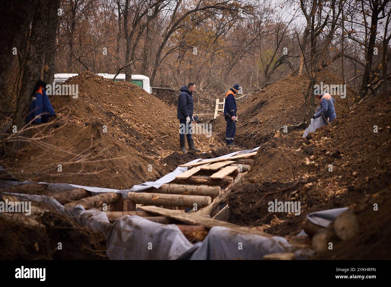 Kramatorsk, Ukraine. November 2024. Ukrainische Arbeiter bauen Gräben und Bunker, während sie die Frontpositionen während eines großen Anstoßes russischer Streitkräfte zur Eroberung des Gebiets am 18. November 2024 in Kramatorsk, Oblast Donezk, verstärken. Ukraine. Der ukrainische Präsident Wolodymyr Zelenskij besuchte die Positionen und wurde über die Verteidigung informiert. Kredit: Ukrainischer Ratsvorsitz/Pressestelle Des Ukrainischen Präsidenten/Alamy Live News Stockfoto