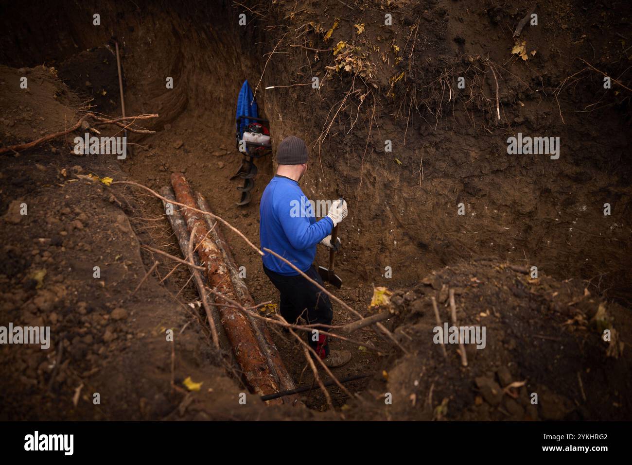 Kramatorsk, Ukraine. November 2024. Ukrainische Arbeiter bauen Gräben und Bunker, während sie die Frontpositionen während eines großen Anstoßes russischer Streitkräfte zur Eroberung des Gebiets am 18. November 2024 in Kramatorsk, Oblast Donezk, verstärken. Ukraine. Der ukrainische Präsident Wolodymyr Zelenskij besuchte die Positionen und wurde über die Verteidigung informiert. Kredit: Ukrainischer Ratsvorsitz/Pressestelle Des Ukrainischen Präsidenten/Alamy Live News Stockfoto