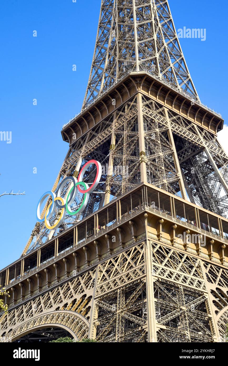 Der Eiffelturm in Paris Frankreich ist ein beliebter Ausflugsort für Touristen Stockfoto