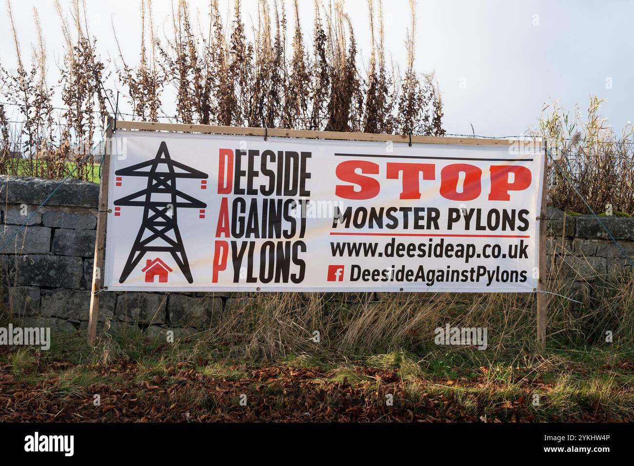 Deeside Against Pylons Protest Banner gegen die vorgeschlagene SSS 400kV Overhead Line durch den Nordosten Schottlands, Dunecht, Aberdeenshire, Schottland Stockfoto