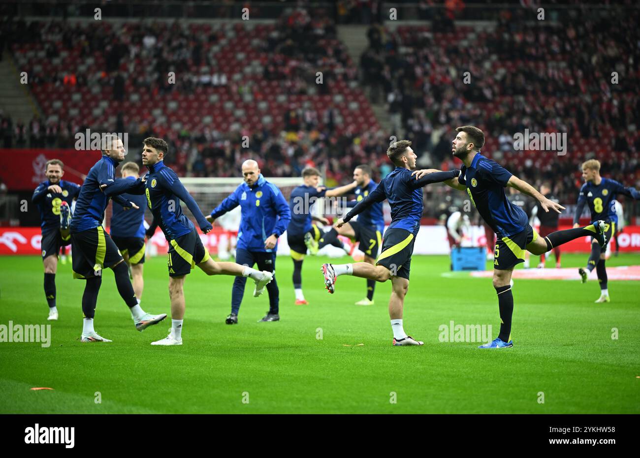 Schottland-Spieler wärmen sich vor dem Spiel der Gruppe A1 der UEFA Nations League im PGE Narodowy Stadion in Warschau auf. Bilddatum: Montag, 18. November 2024. Stockfoto