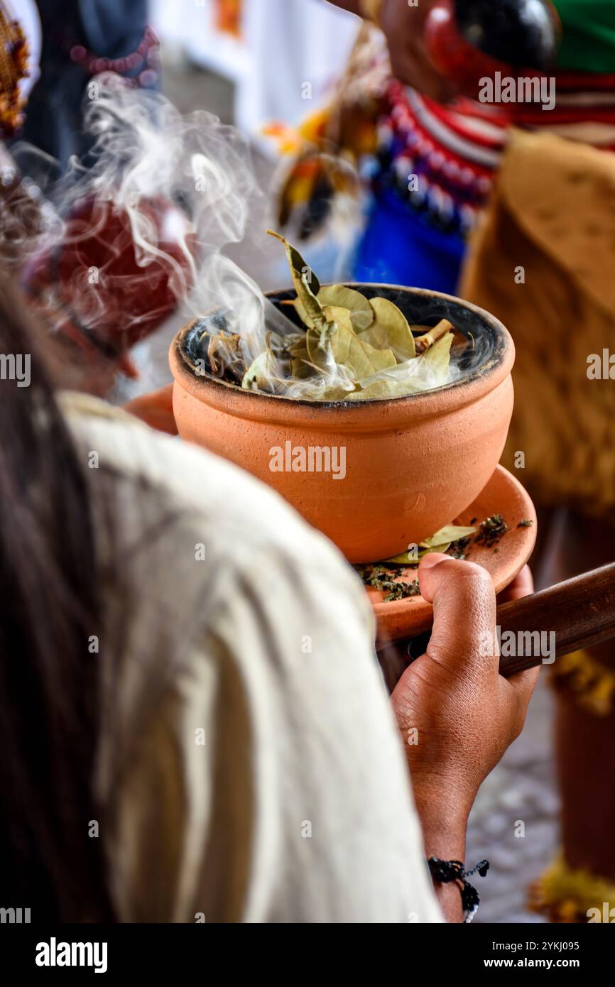 Aromatische Kräuter brennen in einem Tontopf bei einer traditionellen Umbanda-Rauchzeremonie in Brasilien Stockfoto