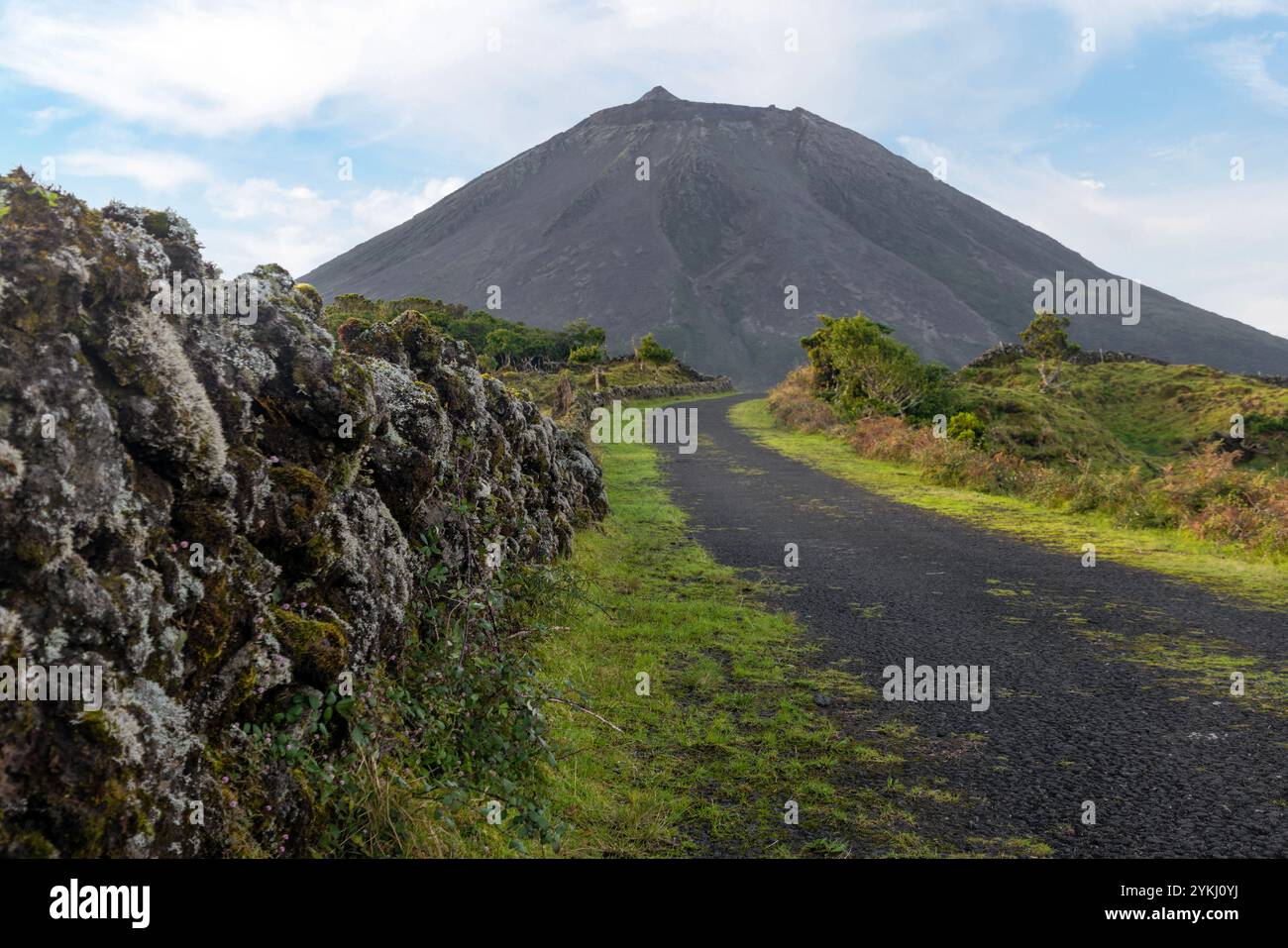 Eine Fahrt auf Portugals längster gerader Straße mit Blick auf den Pico und die Azoren. Stockfoto