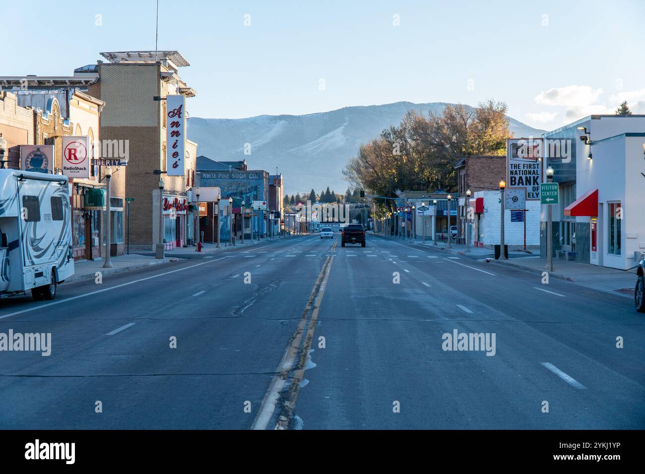 Die Hauptstraße von Ely, Nevada, entlang der US Route 50, der einsamsten Straße der USA, ist klar kalt am Morgen bei Sonnenaufgang. Kleine Unternehmen, Hotels und Kasinos. Stockfoto