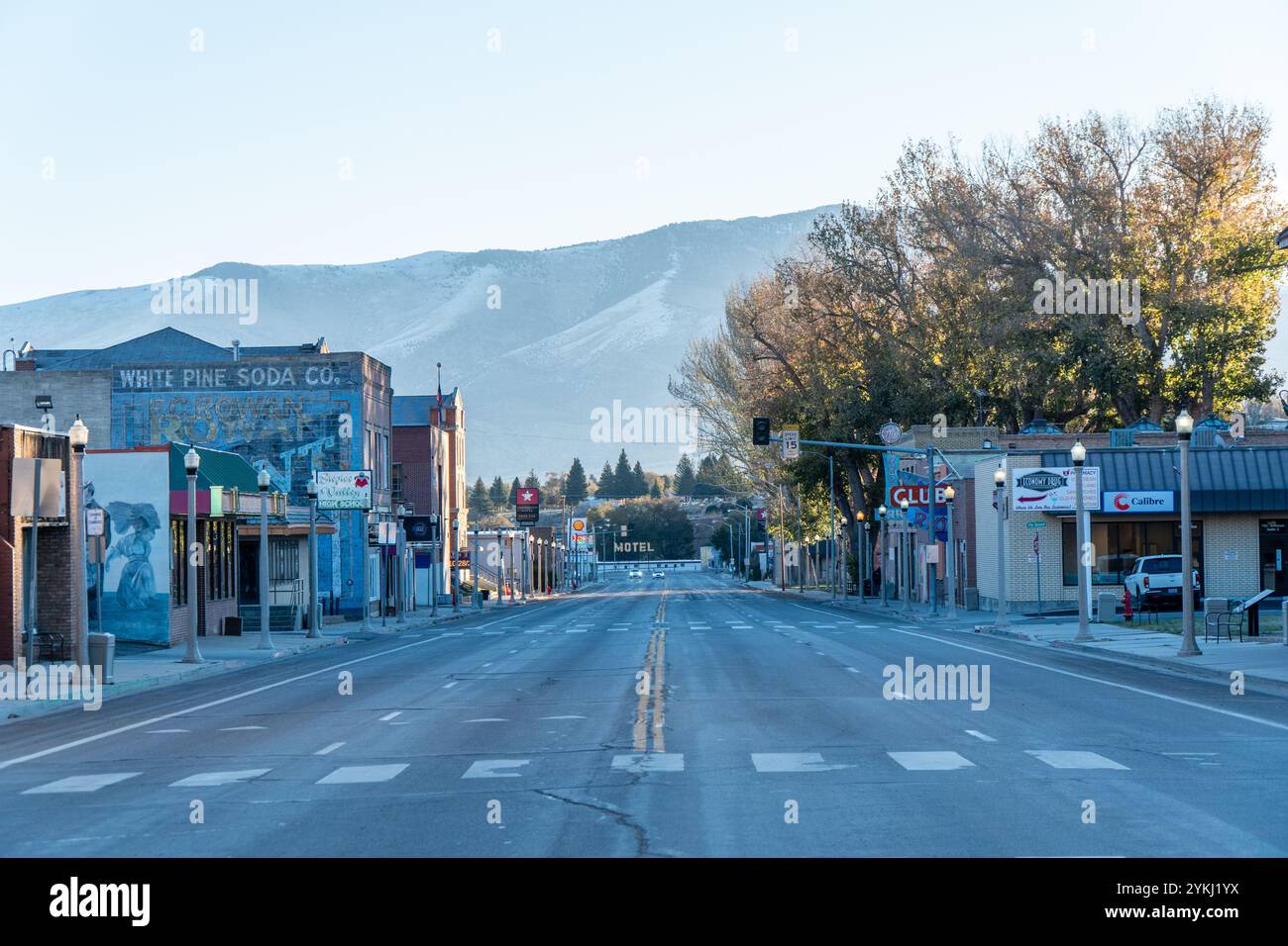 Die Hauptstraße von Ely, Nevada, entlang der US Route 50, der einsamsten Straße der USA, ist klar kalt am Morgen bei Sonnenaufgang. Kleine Unternehmen, Hotels und Kasinos. Stockfoto