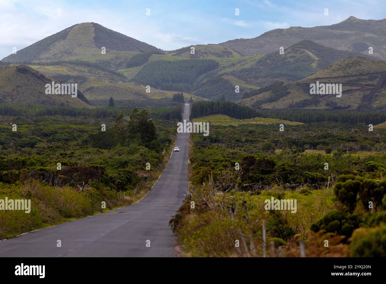 Eine Fahrt auf Portugals längster gerader Straße mit Blick auf den Pico und die Azoren. Stockfoto