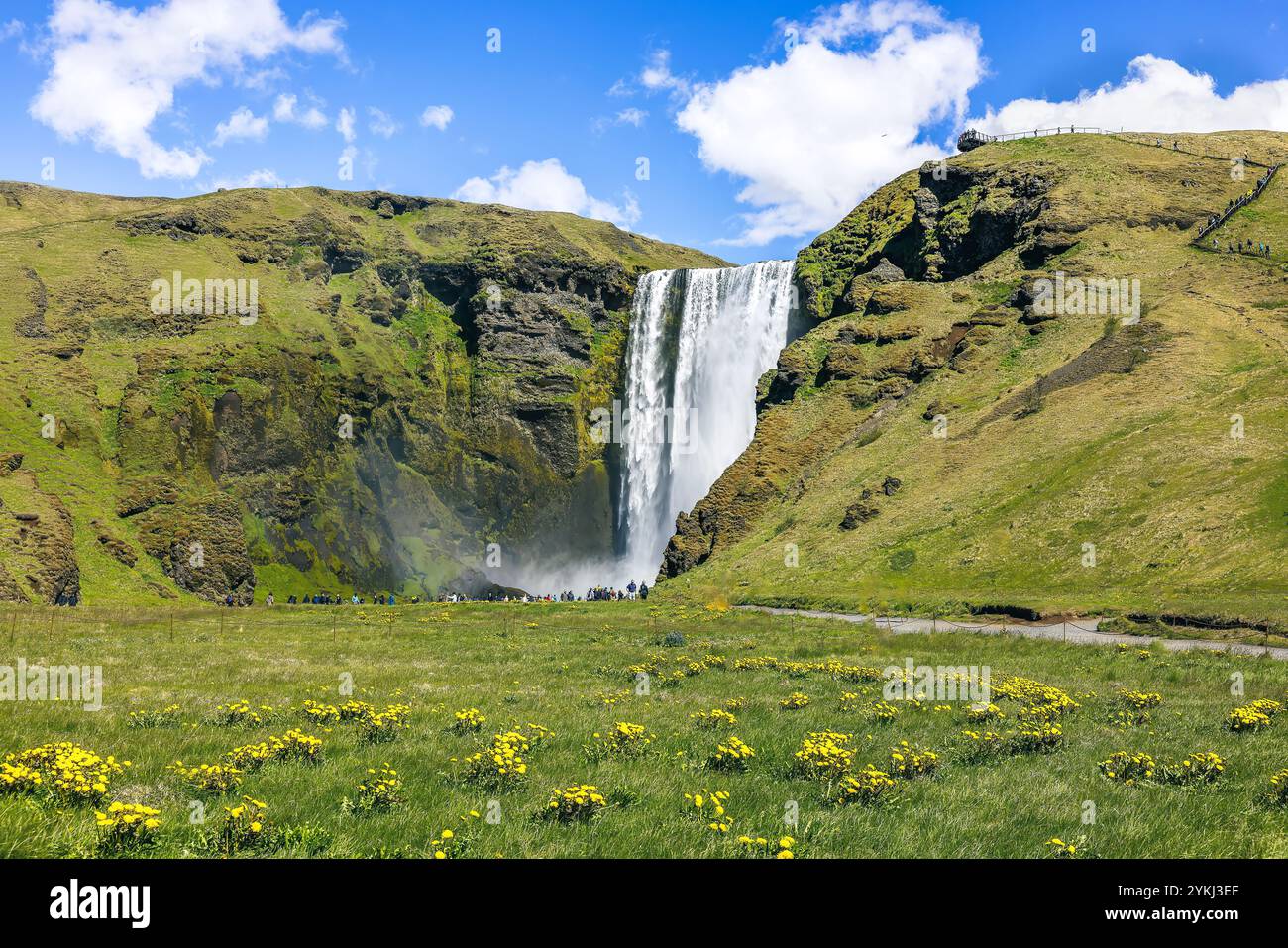 Der Wasserfall Island, Skógafoss ist ein Wasserfall am Fluss Skógá im Süden Islands an der Klippe, die die ehemalige Küste markiert Skógafoss Stockfoto