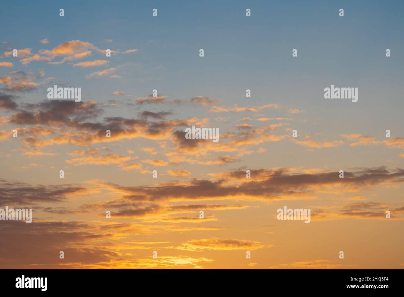 Hintergrund-Textur des Fotos, schöner Himmel während Sonnenuntergang mit Wolken von farbigen Schattierungen. Stockfoto
