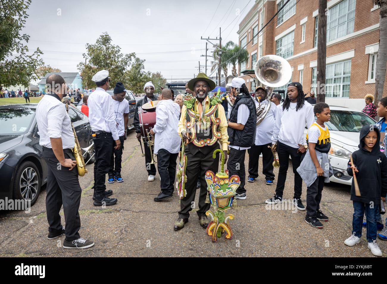 Eine Second Line Parade, die durch die Straßen des Stadtteils Treme in New Orleans, Louisiana, zieht. Stockfoto