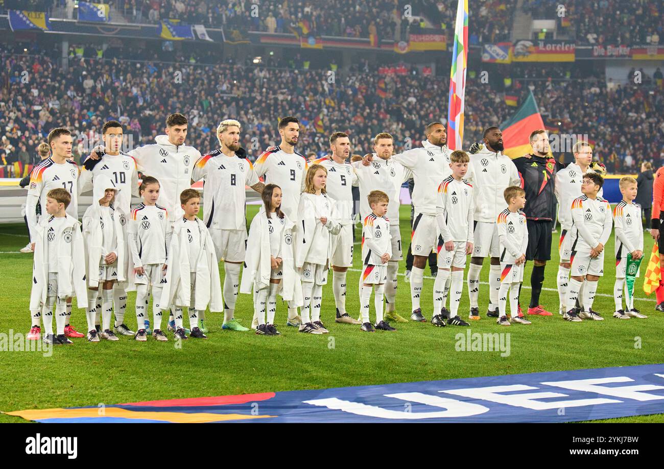 DFB-Team bei Hymne, Florian Wirtz, Nr. 17 DFB Jamal Musiala, DFB 10 Kai Havertz, DFB 7 Robert Andrich, DFB 8 Tim Kleindienst, DFB 9 Pascal Gross, DFB 5 Maximilian Mittelstädt, DFB 18 Jonathan Tah, DFB 4 Antonio RÜDIGER, DFB 2 Oliver Baumann, DFB 1 Joshua Kimmich, DFB 6 im Spiel 2024 der UEFA Nations League 2024 Deutschland - BOSNIEN-HERZEGOWINA 7-0 in der Saison in Freiburg 16 November 2024/2025. Fotograf: Peter Schatz Stockfoto