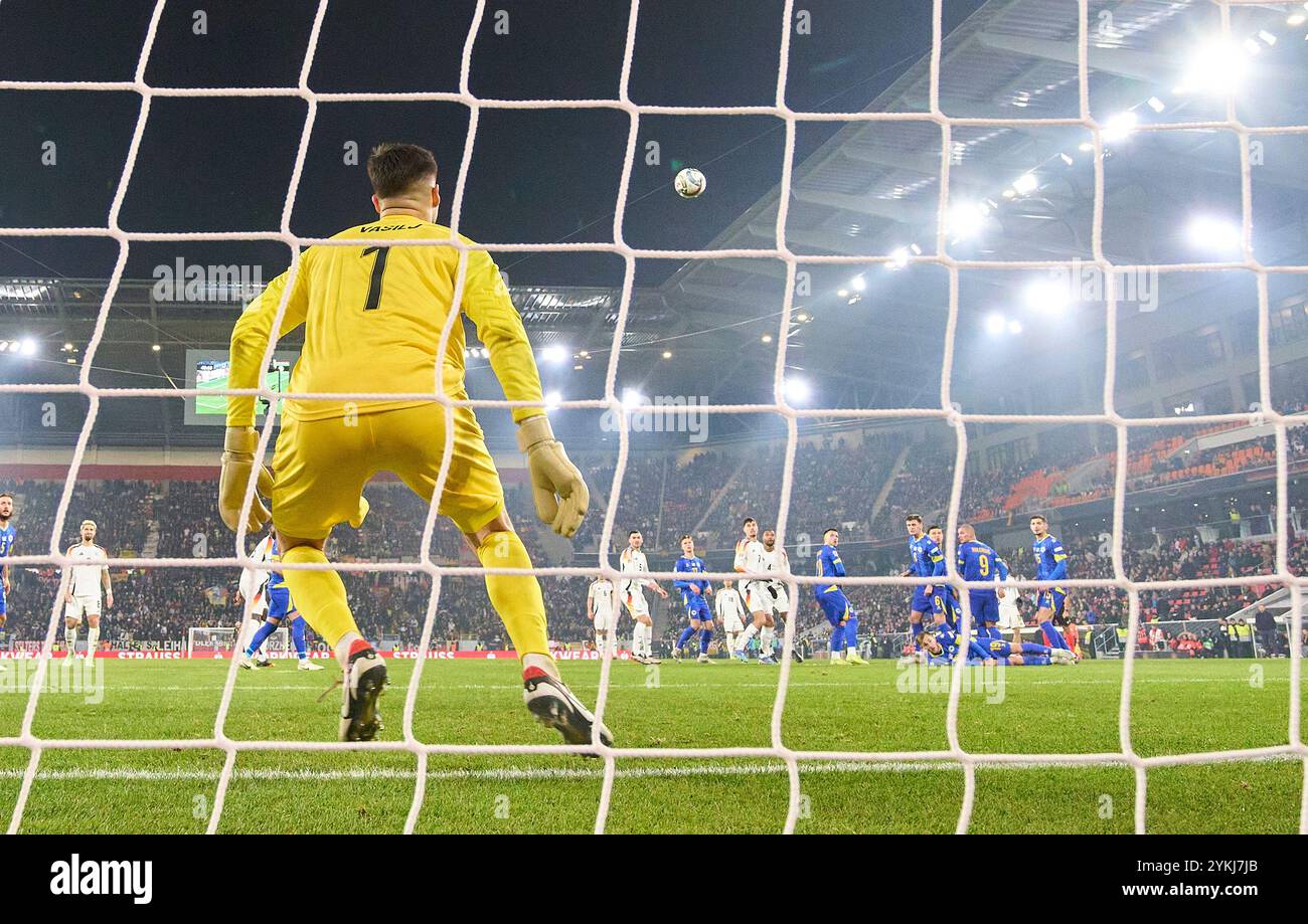 Florian Wirtz, Nr. 17 DFB-Punkte, schießt Tor, Tor, Treffer, Torschuss, 4-0 gegen Nikola Vasilj, Bosnien-Herzegowina Nr. 1 in der UEFA Nations League 2024 gegen DEUTSCHLAND - BOSNIEN HERZEGOWINA 7-0 in der Saison 2024/2025 am 16. November 2024 in Freiburg. Fotograf: Peter Schatz Stockfoto