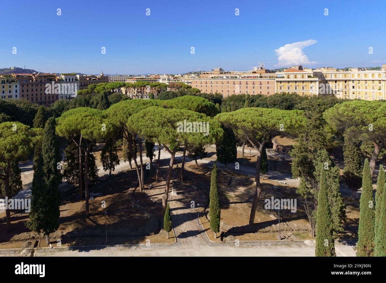 Blick vom Castel Sant Angelo auf einen umliegenden Park mit riesigen Kiefern in Rom Italien mit einem tiefblauen Himmel und einer interessanten Wolke Stockfoto