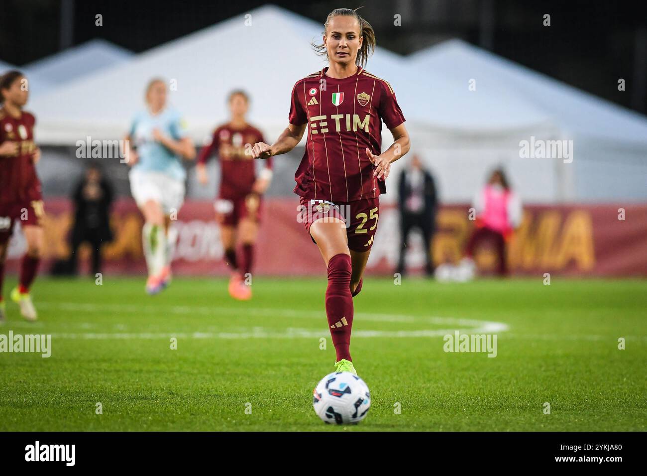 Rom, Italie. November 2024. Frederikke THOGERSEN von AS Roma während der italienischen Frauenmeisterschaft Serie A Fußballspiel zwischen AS Roma und SS Lazio am 17. November 2024 im Stadio Tre Fontane in Rom, Italien - Foto Matthieu Mirville (M Insabato)/DPPI Credit: DPPI Media/Alamy Live News Stockfoto