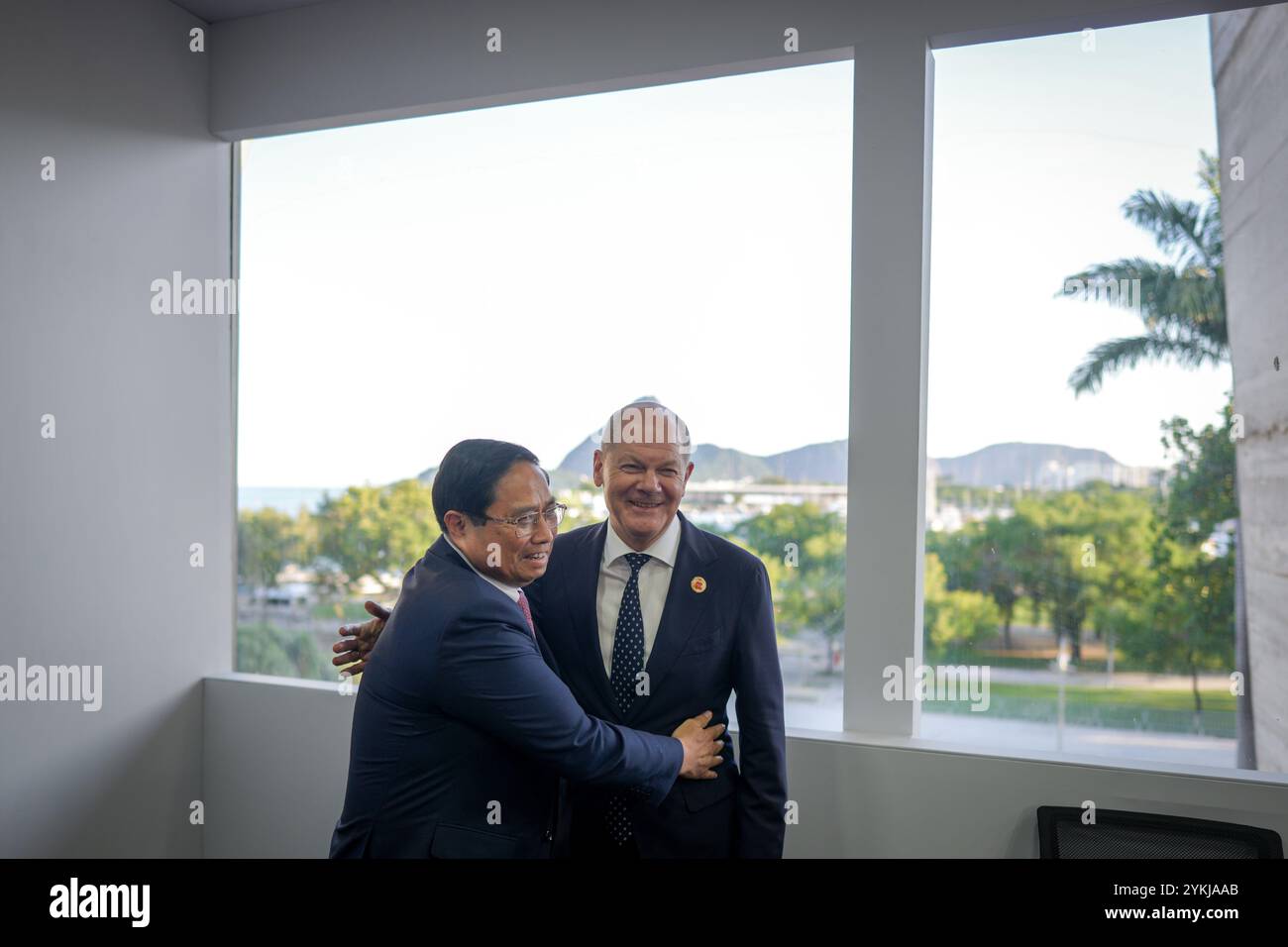 Rio De Janeiro, Brasilien. November 2024. Bundeskanzler Olaf Scholz (r, SPD) und der vietnamesische Premierminister Pham Minh Chinh treffen sich auf dem G20-Gipfel zu bilateralen Gesprächen. Die Staats- und Regierungschefs führender Wirtschaftsmächte aus allen Kontinenten treffen sich zu ihrem jährlichen Gipfel. Am ersten Tag des Gipfels stehen die beiden oben genannten Themen auf der offiziellen Tagesordnung. Die zweitägigen Gespräche werden sich jedoch auch auf die Kriege in der Ukraine und im Nahen Osten, den Kampf gegen den Klimawandel und die globale Wirtschaftslage erstrecken. Quelle: Kay Nietfeld/dpa/Alamy Live News Stockfoto