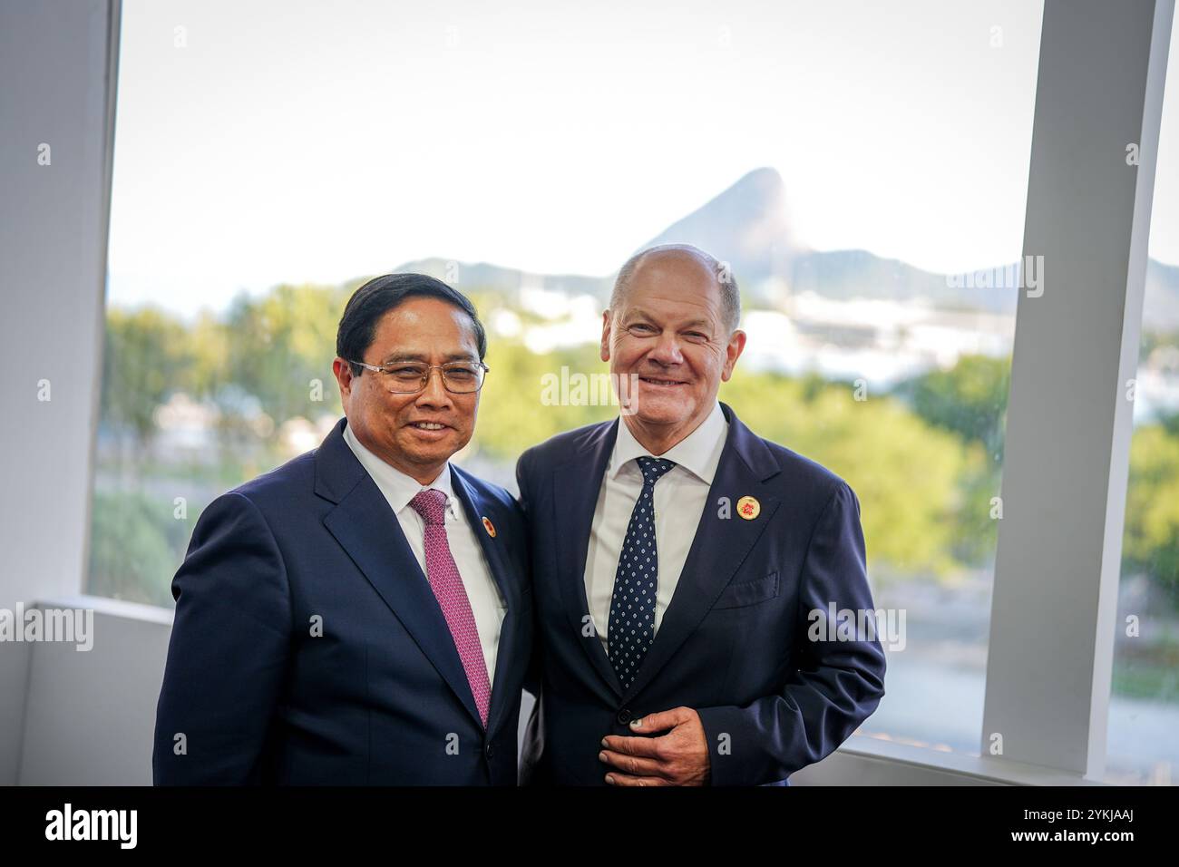 Rio De Janeiro, Brasilien. November 2024. Bundeskanzler Olaf Scholz (r, SPD) und der vietnamesische Premierminister Pham Minh Chinh treffen sich auf dem G20-Gipfel zu bilateralen Gesprächen. Die Staats- und Regierungschefs führender Wirtschaftsmächte aus allen Kontinenten treffen sich zu ihrem jährlichen Gipfel. Am ersten Tag des Gipfels stehen die beiden oben genannten Themen auf der offiziellen Tagesordnung. Die zweitägigen Gespräche werden sich jedoch auch auf die Kriege in der Ukraine und im Nahen Osten, den Kampf gegen den Klimawandel und die globale Wirtschaftslage erstrecken. Quelle: Kay Nietfeld/dpa/Alamy Live News Stockfoto