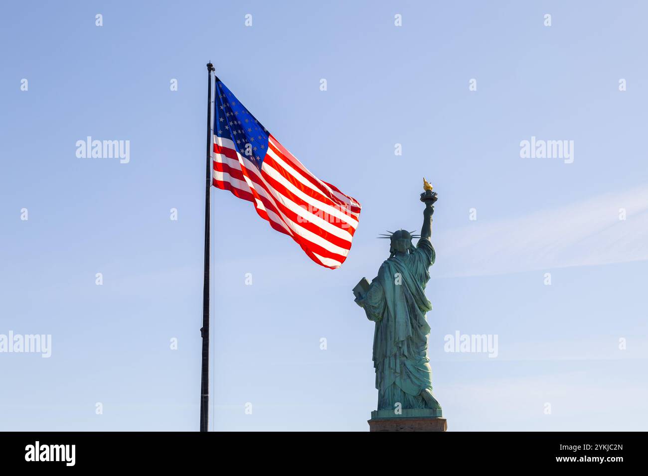 Freiheitsstatue mit der Stern- und Streifenfahne in New York Stockfoto