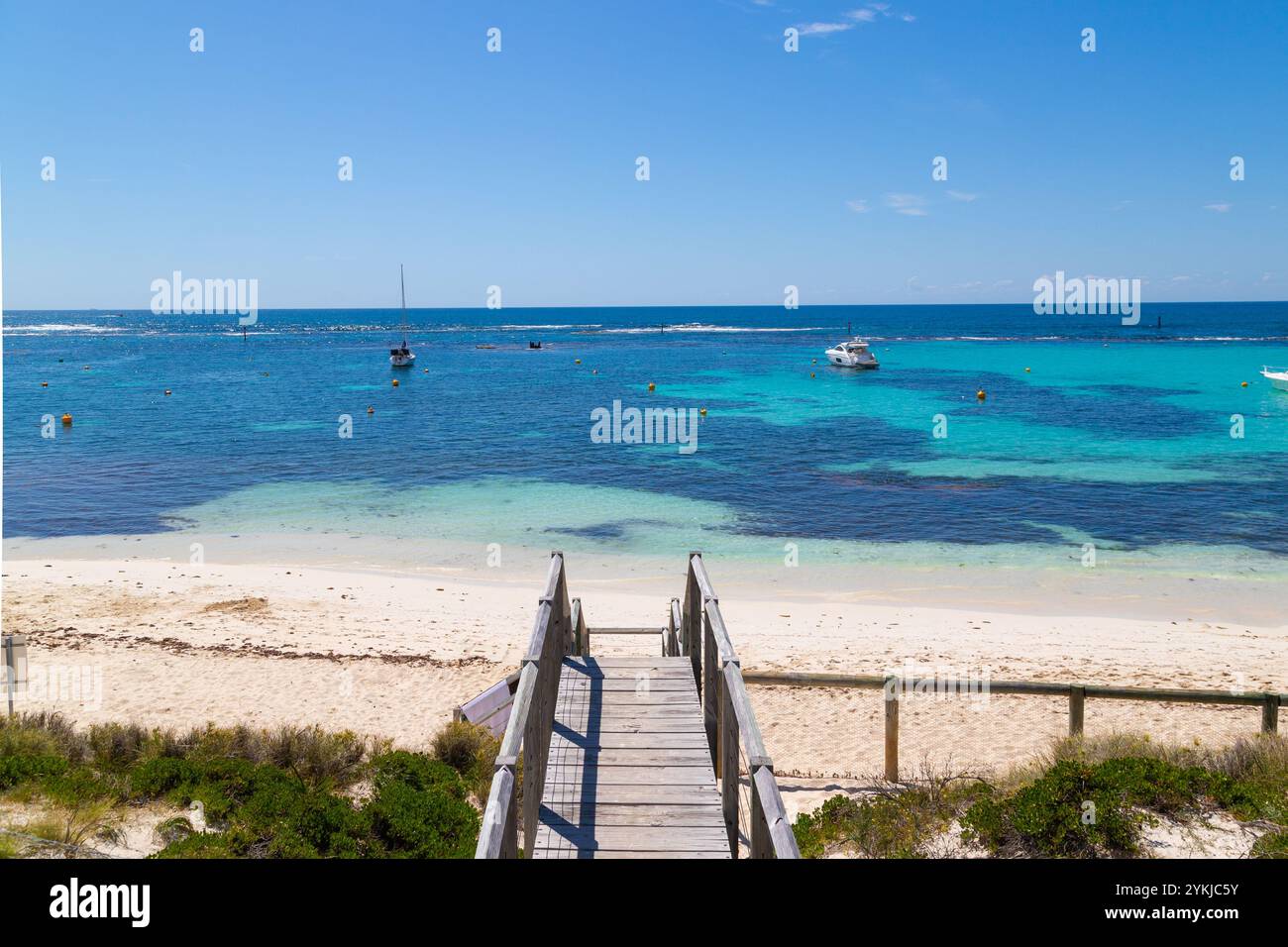 Ein wunderschöner Strand in Rottnest Island, Western Australia. Mit klarem türkisfarbenem Wasser und weißem Sand. Stockfoto