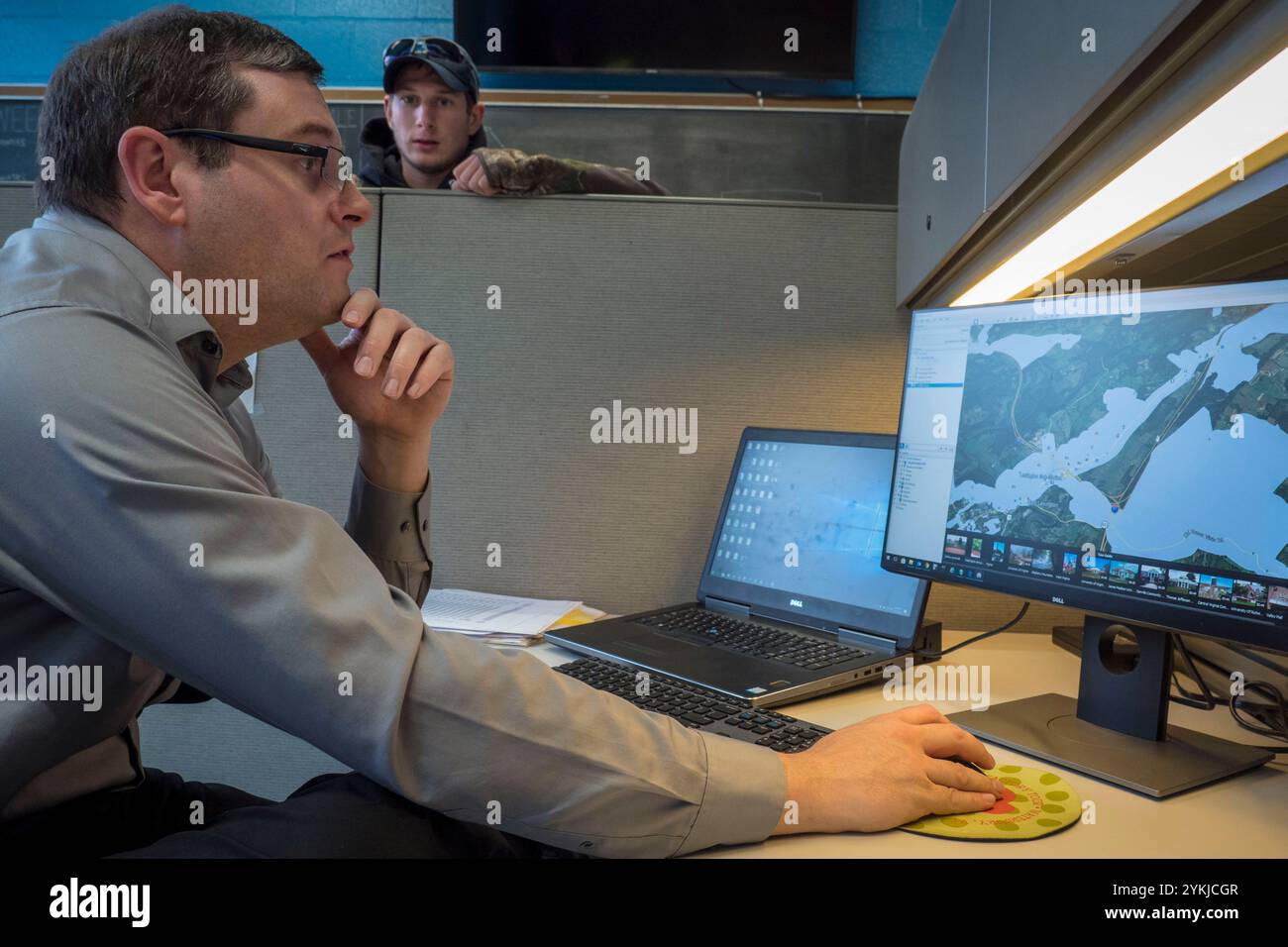 Virginia's BARC Electric Cooperative General Manager Gary Sickler und Fibre Techniker Tanner Warlitner sind Teil des Teams den Weg in die Lexington, Virginia Bereich Installation der Glasfaserkabel an das vorhandene Stromnetz, die zuverlässig mit hoher Geschwindigkeit auf den Bereich zum ersten Mal bringt führende. Die ländlichen Gebiete, wo geschäftliche und private Verbraucher Breitbanddienst sind wahrscheinlicher, höhere Einkommen, niedrigeren Arbeitslosenquoten und ein stärkeres Wachstum als die ohne Breitbandanschluss zu genießen. Da Breitband bietet den ländlichen Gebieten Konnektivität, Wirtschaft, Bildung, Gesundheitsversorgung und anderen se Stockfoto
