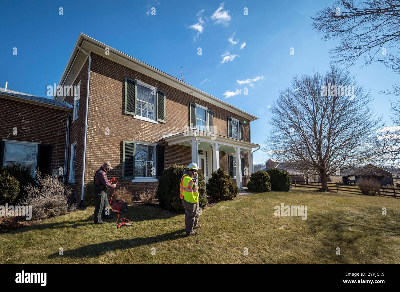 Virginia's BARC Electric Cooperative führt der Weg in die Lexington, Virginia Bereich Installation der Glasfaserkabel an das vorhandene Stromnetz, die zuverlässig mit hoher Geschwindigkeit auf den Bereich Bewohner und Unternehmen zum ersten Mal bringen. Die ländlichen Gebiete, wo geschäftliche und private Verbraucher Breitbanddienst sind wahrscheinlicher, höhere Einkommen, niedrigeren Arbeitslosenquoten und ein stärkeres Wachstum als die ohne Breitbandanschluss zu genießen. Da Breitband bietet den ländlichen Gebieten Konnektivität, Wirtschaft, Bildung, Gesundheitswesen und andere Dienste notwendig für Wirtschaftswachstum, es ist schnell ind immer Stockfoto