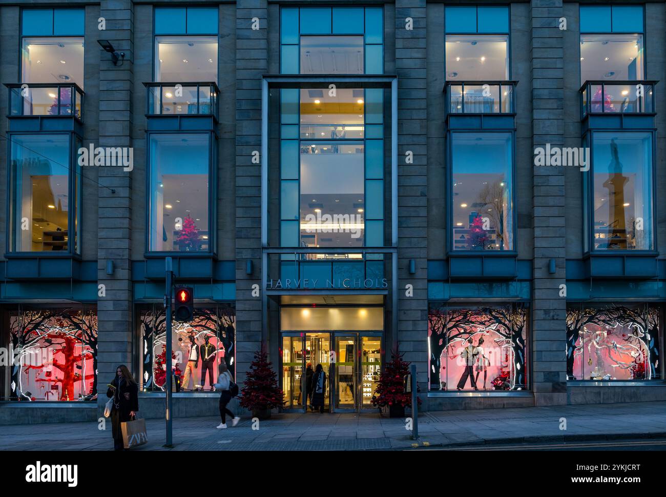 Edinburgh, Schottland, Vereinigtes Königreich, 18. November 2024. Weihnachtsdekoration & Markt: Die Hauptstadt bereitet sich auf die festliche Jahreszeit vor. Hier sehen Sie die Leute, die an den Fenstern des Weihnachtsgeschäfts im Harvey Nichols Kaufhaus am St. Andrew Square vorbeifahren. Quelle: Sally Anderson/Alamy Live News Stockfoto