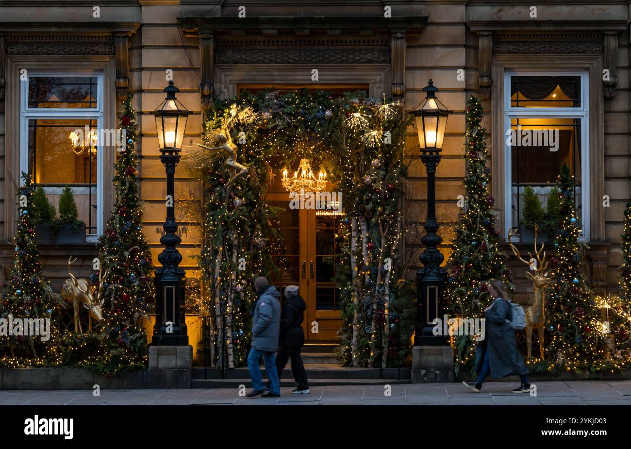 Edinburgh, Schottland, Vereinigtes Königreich, 18. November 2024. Weihnachtsdekoration & Markt: Die Hauptstadt bereitet sich auf die festliche Jahreszeit vor. Im Bild: Gleneagles Townhouse 5-Sterne-Luxushotel am St. Andrew Square mit Weihnachtsdekoration. Quelle: Sally Anderson/Alamy Live News Stockfoto