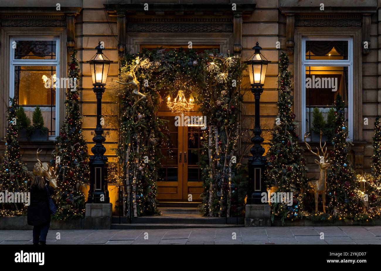 Edinburgh, Schottland, Vereinigtes Königreich, 18. November 2024. Weihnachtsdekoration & Markt: Die Hauptstadt bereitet sich auf die festliche Jahreszeit vor. Im Bild: Gleneagles Townhouse 5-Sterne-Luxushotel am St. Andrew Square mit Weihnachtsdekoration. Quelle: Sally Anderson/Alamy Live News Stockfoto
