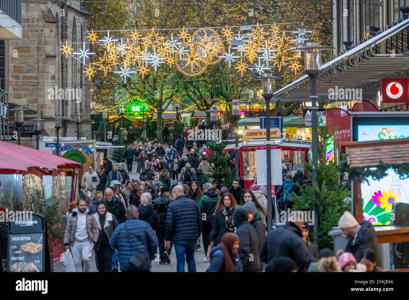 Vorweihnachtszeit, Menschen, Shopper, Besucher des Weihnachtsmarktes in der Innenstadt von Essen, Kettwiger Straße, Weihnachtsbeleuchtung, Essener lich lich Stockfoto