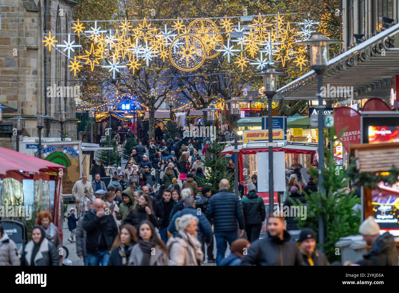 Vorweihnachtszeit, Menschen, Shopper, Besucher des Weihnachtsmarktes in der Innenstadt von Essen, Kettwiger Straße, Weihnachtsbeleuchtung, Essener lich lich Stockfoto