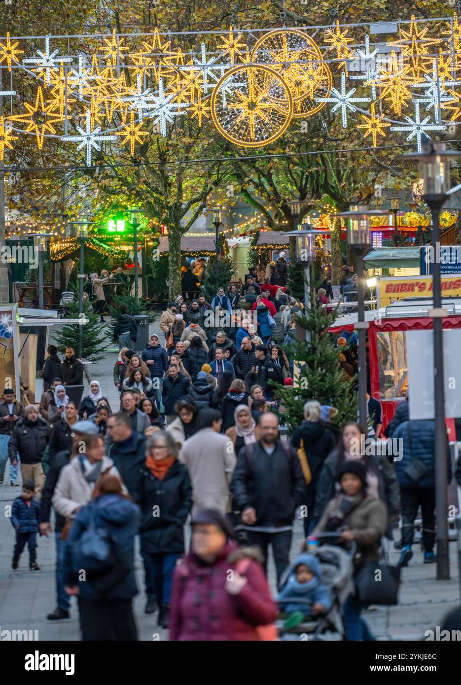 Vorweihnachtszeit, Menschen, Shopper, Besucher des Weihnachtsmarktes in der Innenstadt von Essen, Kettwiger Straße, Weihnachtsbeleuchtung, Essener lich lich Stockfoto