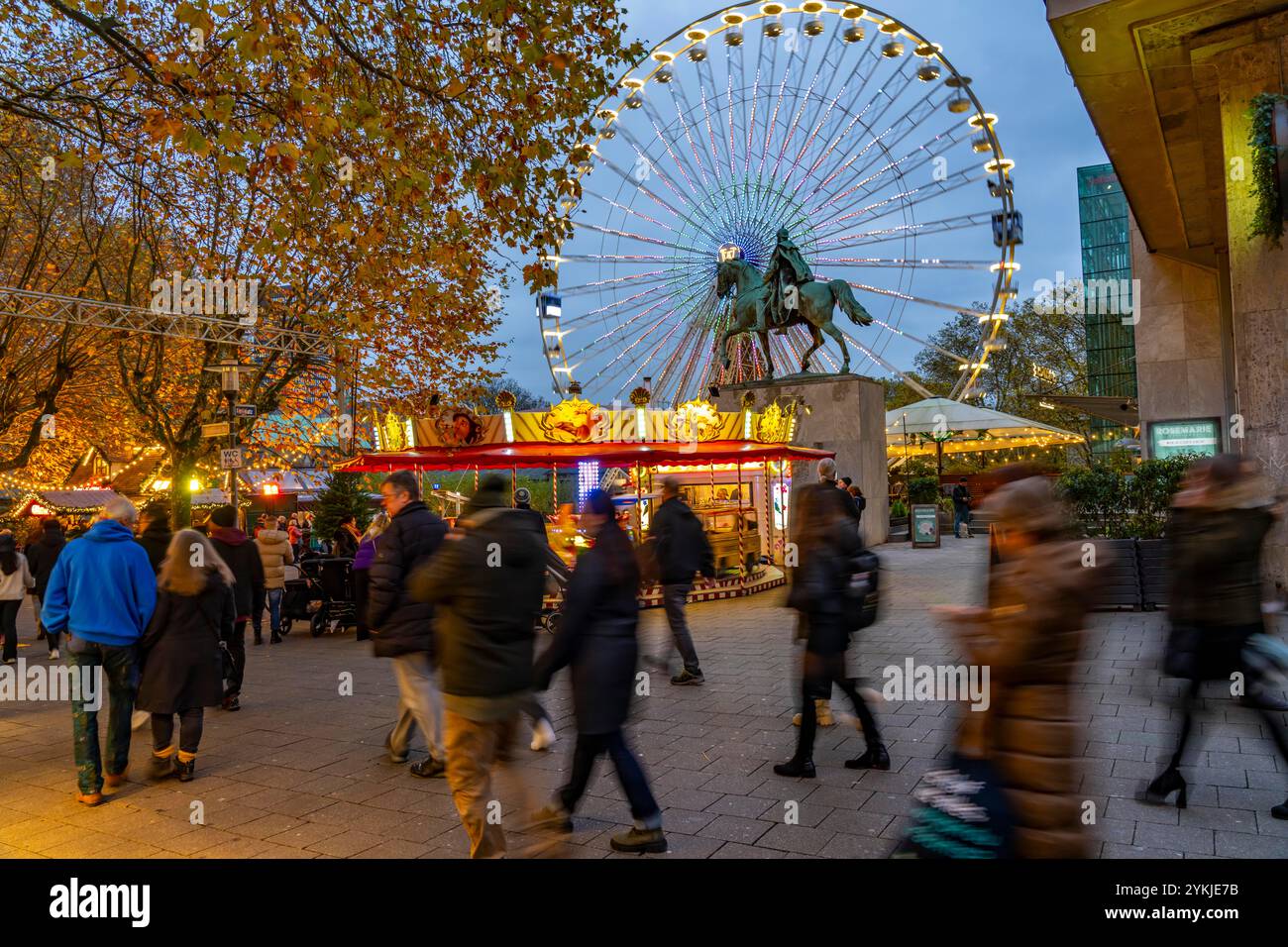 Vorweihnachtszeit, Menschen, Shopper, Besucher des Weihnachtsmarktes in der Essener Innenstadt, Riesenrad am Burgplatz, Kettwiger Straße, Chr Stockfoto