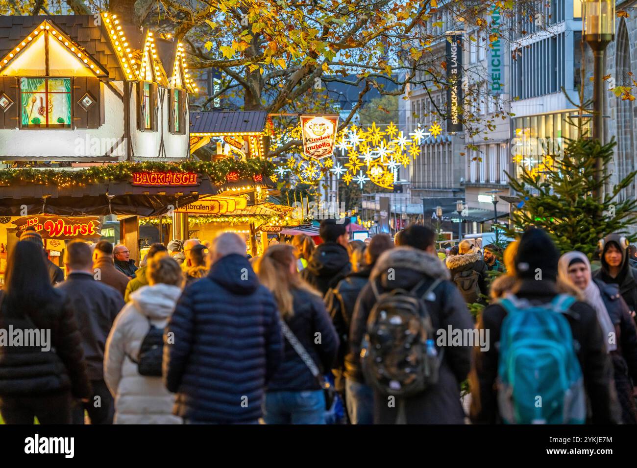 Vorweihnachtszeit, Menschen, Shopper, Besucher des Weihnachtsmarktes in der Innenstadt von Essen, Kettwiger Straße, Weihnachtsbeleuchtung, Essener lich lich Stockfoto