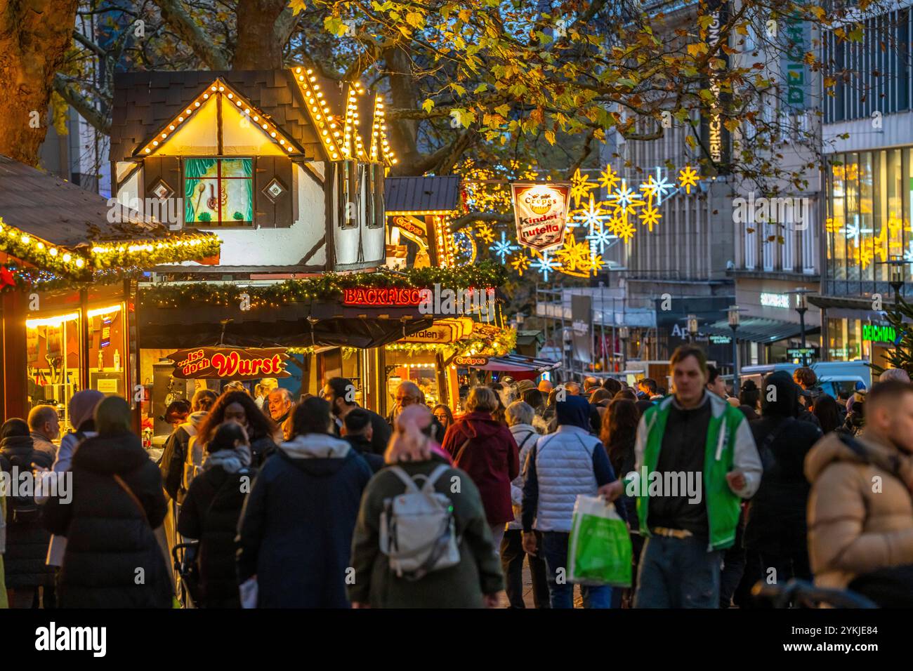 Vorweihnachtszeit, Menschen, Shopper, Besucher des Weihnachtsmarktes in der Innenstadt von Essen, Kettwiger Straße, Weihnachtsbeleuchtung, Essener lich lich Stockfoto