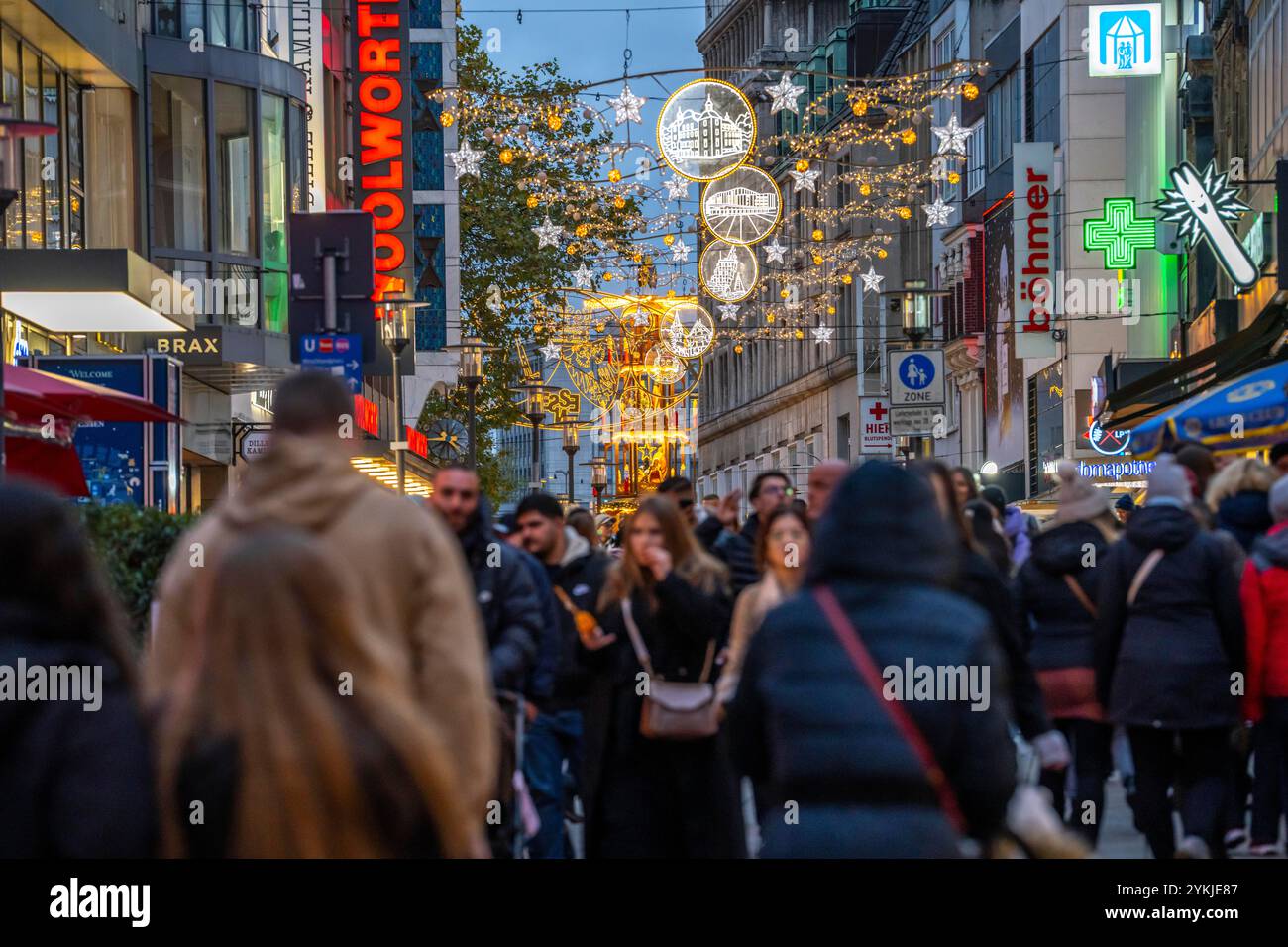 Vorweihnachtszeit, Menschen, Shopper, Besucher des Weihnachtsmarktes in der Innenstadt von Essen, Kettwiger Straße, Weihnachtsbeleuchtung, Essener lich lich Stockfoto