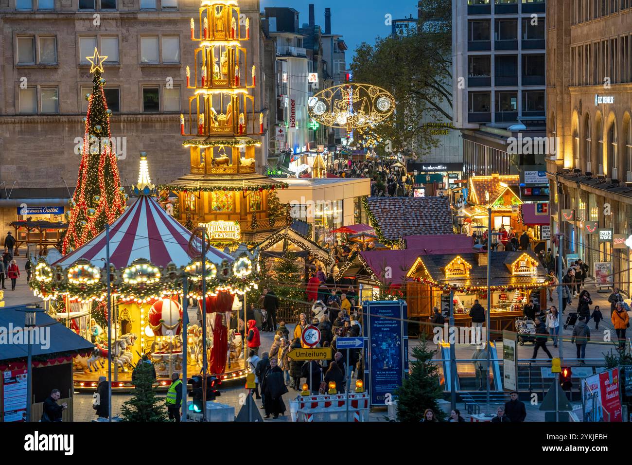 Vorweihnachtszeit, Weihnachtsmarkt im Stadtzentrum von Essen, Willy-Brandt-Platz, Fußgängerzone Kettwiger Straße, Weihnachtsbeleuchtung, Essener Li Stockfoto