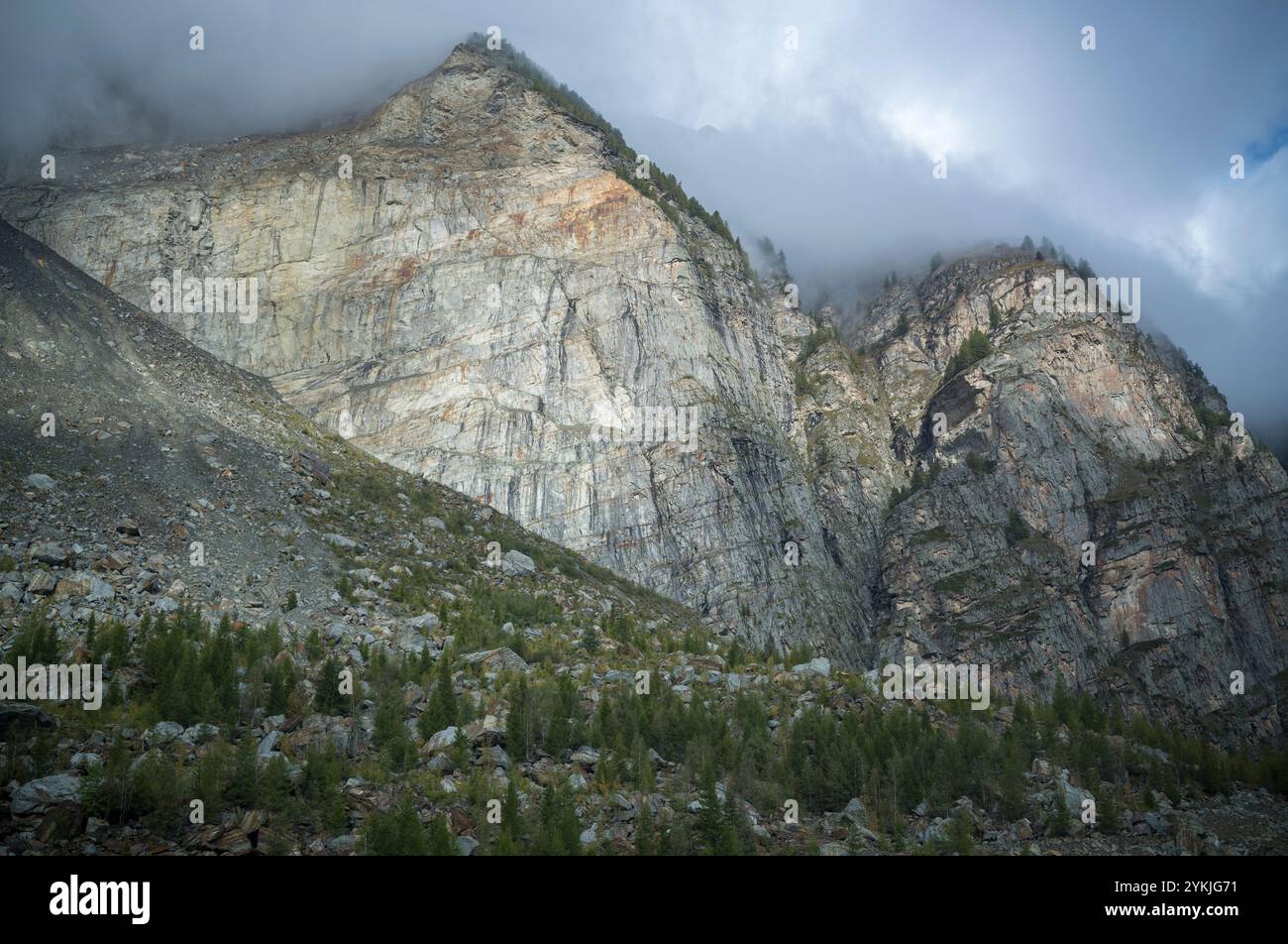Granitflächen der Schweizer Alpen aus Sicht des Glacier Express bei St. Moritz in der Schweiz Stockfoto