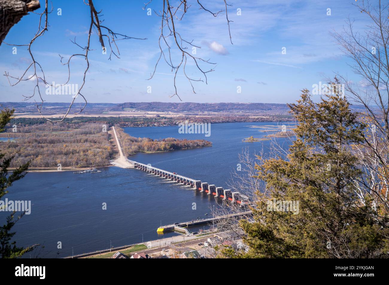 Buena Vista Park oberhalb von Alma, Wisconsin mit Blick auf den Mississippi River nach Minnesota und Lock & Dam #4. Stockfoto