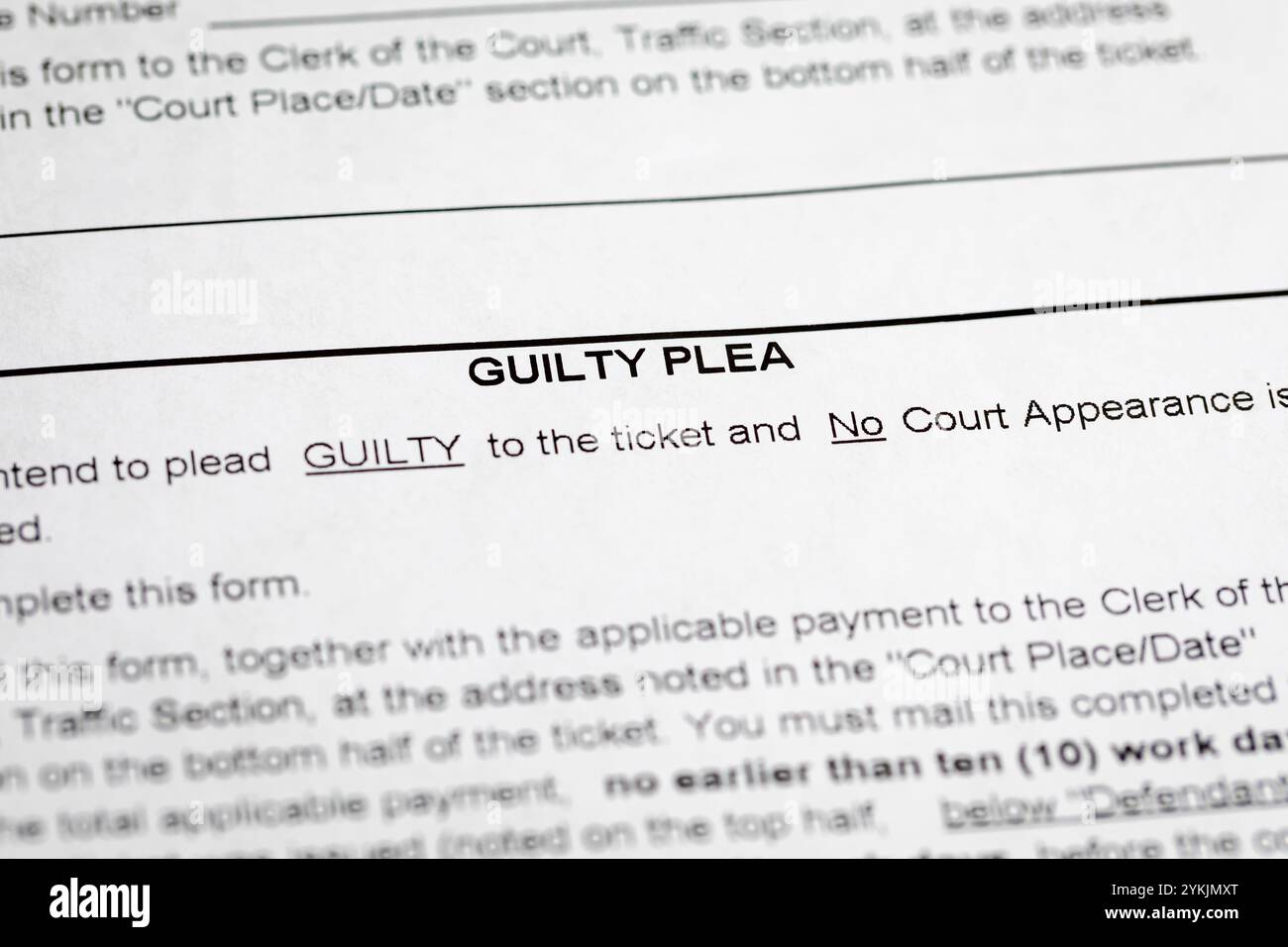 Verkehrsfahrkarte mit Schuldscheinformular. Verkehrszitierung, Bußgeld- und Gerichtskonzept. Stockfoto