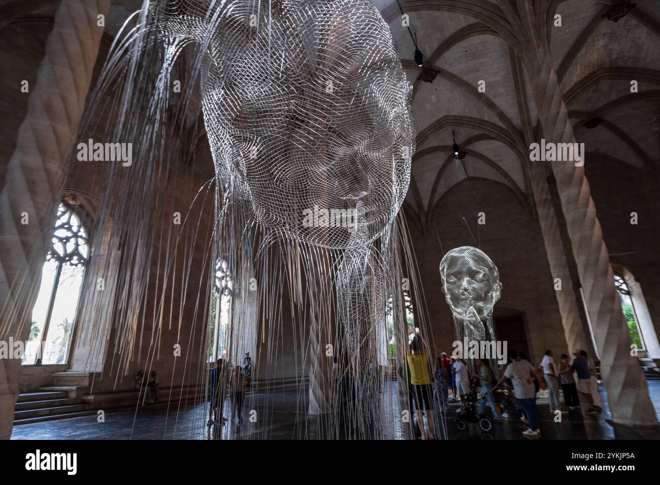 Werk des katalanischen Künstlers Jaume Plensa im gotischen Gebäude von La Lonja, Palma, Mallorca, Balearen, Spanien. Stockfoto