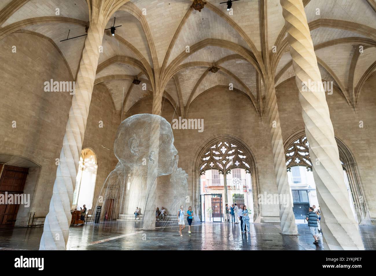Werk des katalanischen Künstlers Jaume Plensa im gotischen Gebäude von La Lonja, Palma, Mallorca, Balearen, Spanien. Stockfoto