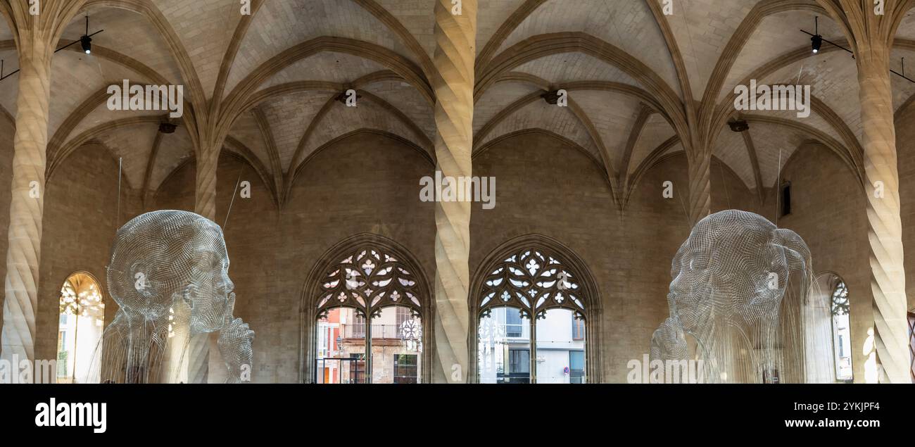 Werk des katalanischen Künstlers Jaume Plensa im gotischen Gebäude von La Lonja, Palma, Mallorca, Balearen, Spanien. Stockfoto