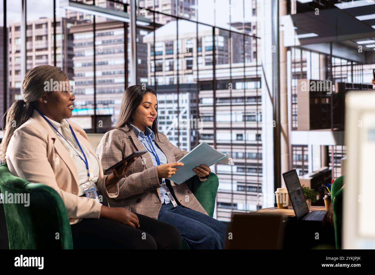Weibliche Beamte in einem Unternehmensumfeld teilen große Ideen und Strategien für die Karriereentwicklung und erreichen Ziele. Multikulturelles Team als Beispiel für Führung und Frauenbefähigung. Stockfoto