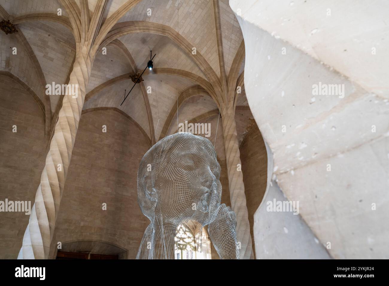 Werk des katalanischen Künstlers Jaume Plensa im gotischen Gebäude von La Lonja, Palma, Mallorca, Balearen, Spanien. Stockfoto