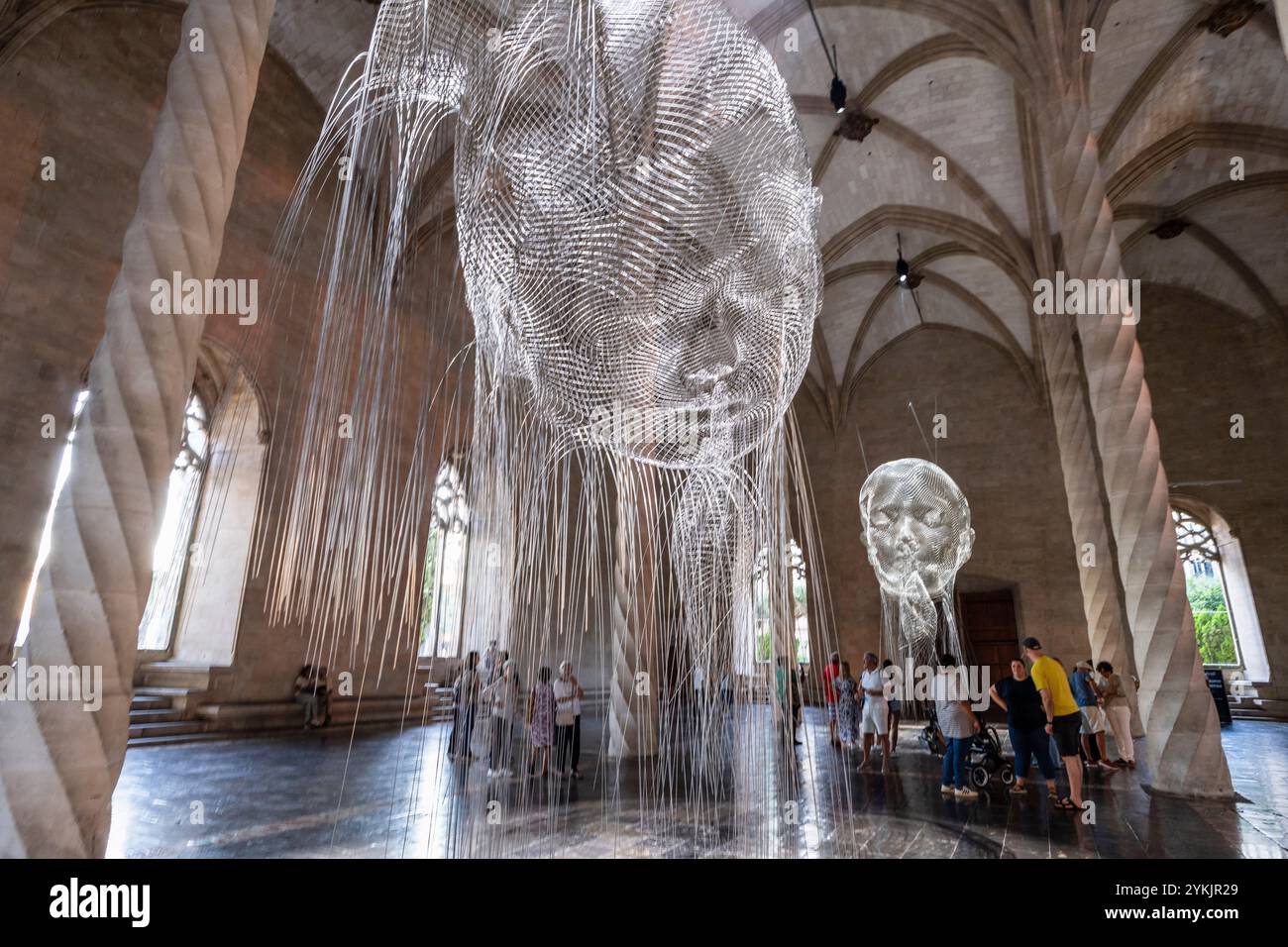 Werk des katalanischen Künstlers Jaume Plensa im gotischen Gebäude von La Lonja, Palma, Mallorca, Balearen, Spanien. Stockfoto