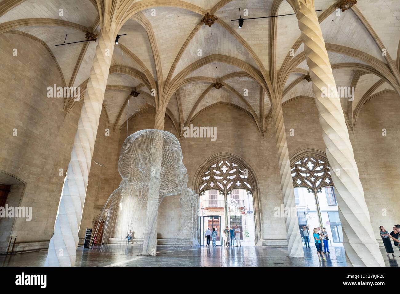 Werk des katalanischen Künstlers Jaume Plensa im gotischen Gebäude von La Lonja, Palma, Mallorca, Balearen, Spanien. Stockfoto