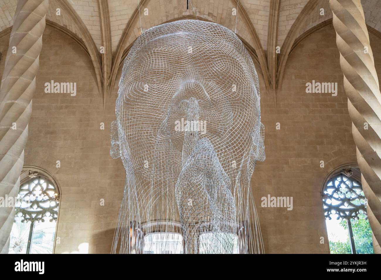 Werk des katalanischen Künstlers Jaume Plensa im gotischen Gebäude von La Lonja, Palma, Mallorca, Balearen, Spanien. Stockfoto