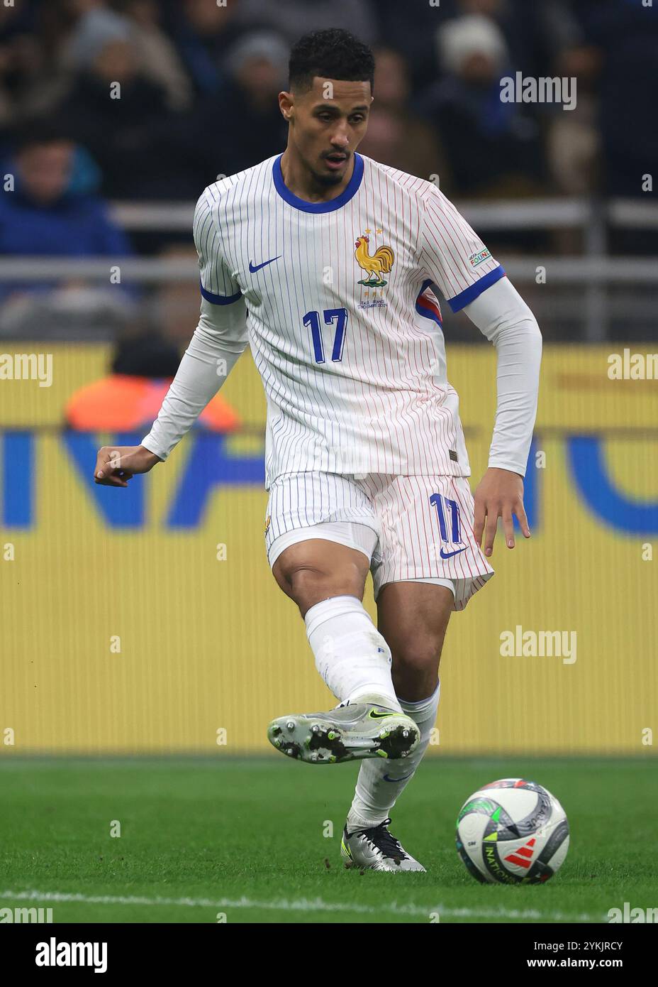 Mailand, Italien. November 2024. William Saliba aus Frankreich während des Spiels der UEFA Nations League im Stadio Giuseppe Meazza, Mailand. Der Bildnachweis sollte lauten: Jonathan Moscrop/Sportimage Credit: Sportimage Ltd/Alamy Live News Stockfoto