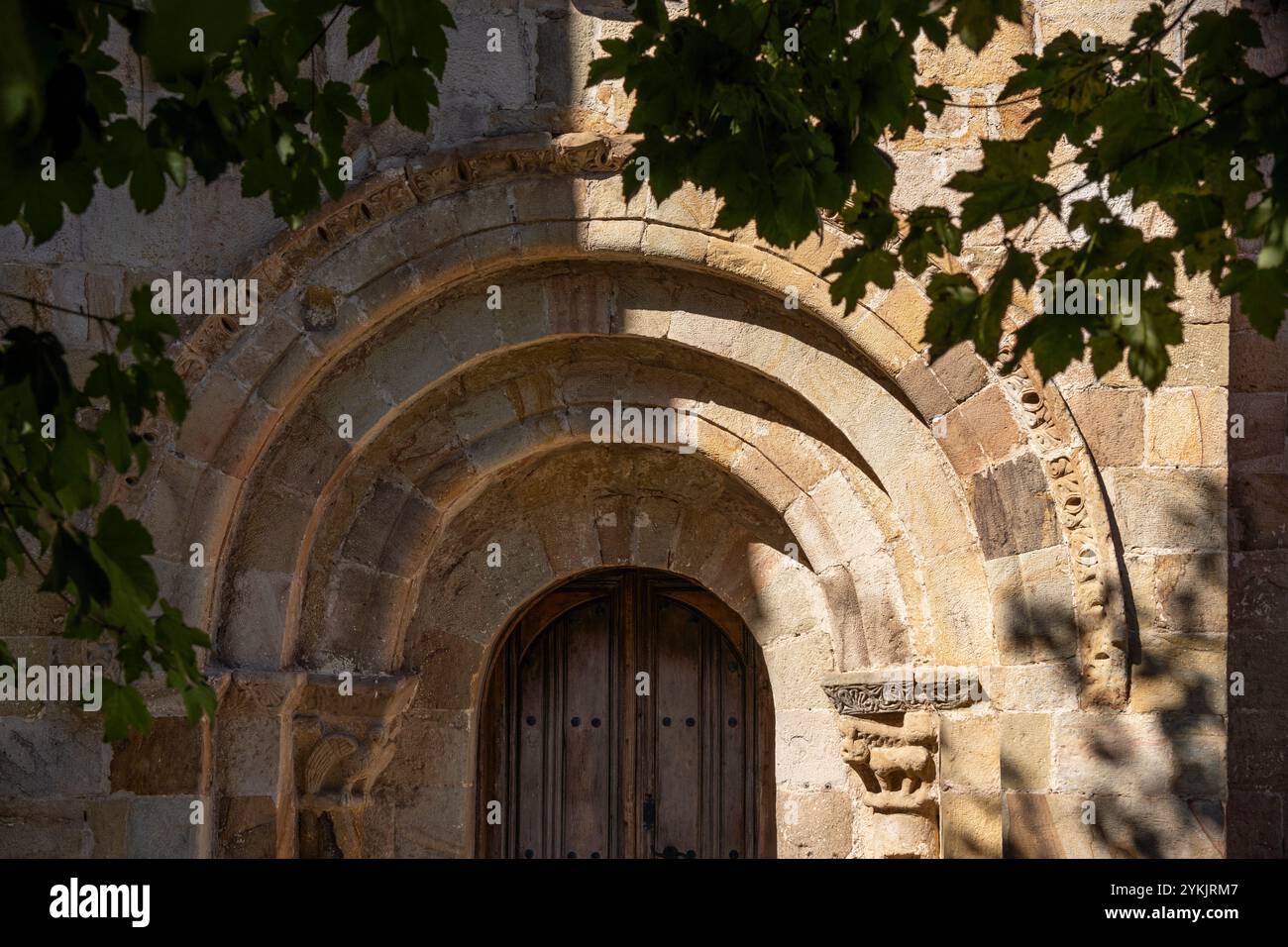 Kirche San Cipriano de Bolmir, romanischer Tempel aus dem 12. Jahrhundert, Dorf Bolmir, Campoo de Enmedio, Kantabrien, Spanien. Stockfoto