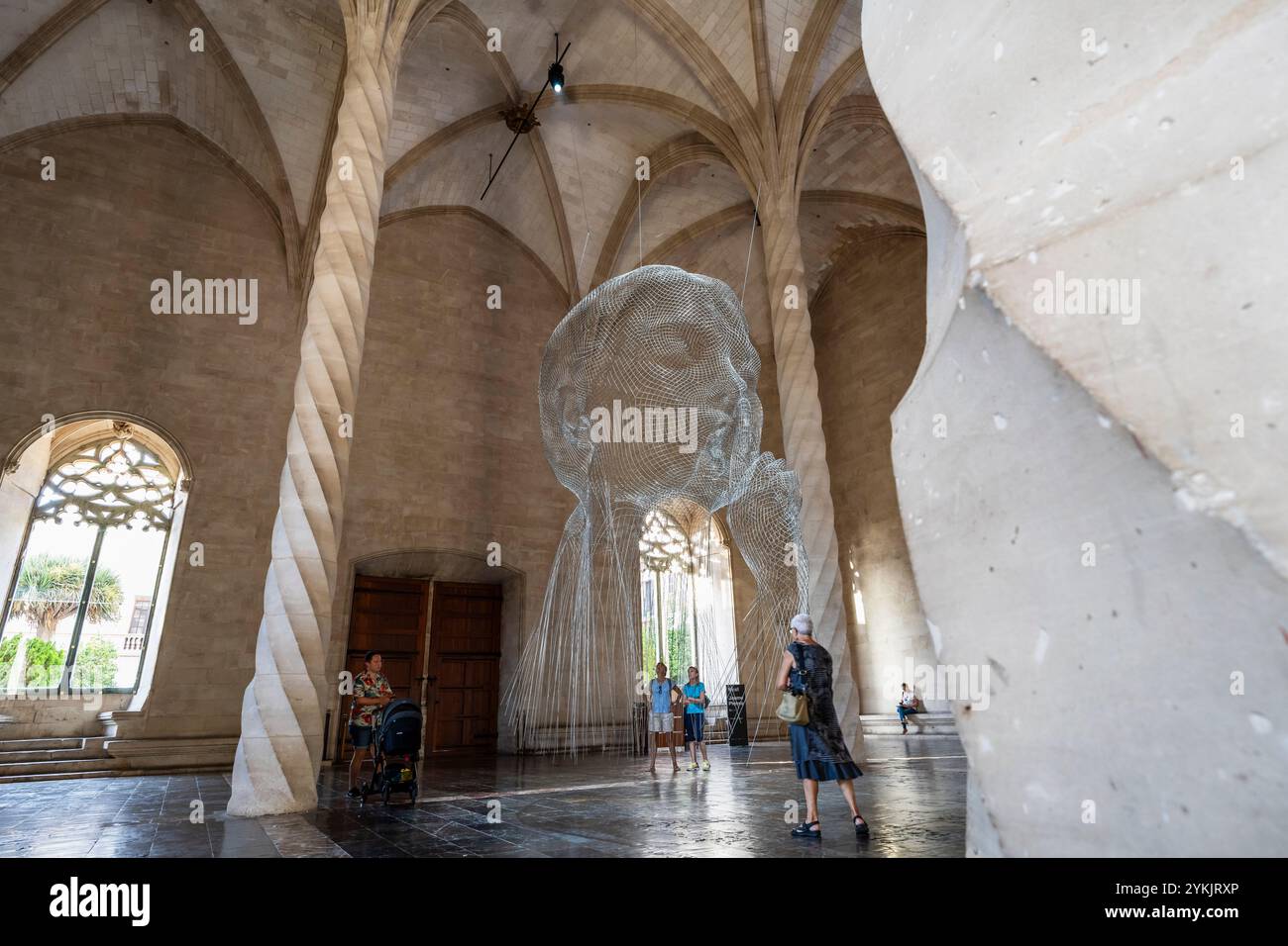 Werk des katalanischen Künstlers Jaume Plensa im gotischen Gebäude von La Lonja, Palma, Mallorca, Balearen, Spanien. Stockfoto